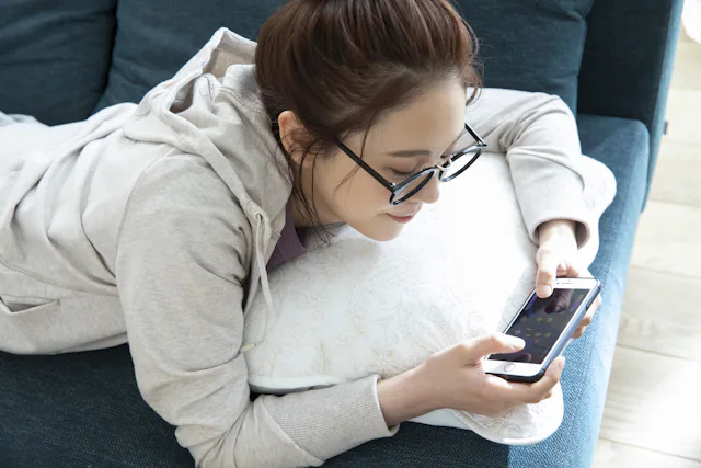 スマートフォンの見すぎに注意？スマホ姿勢が身体に与える影響とは？🤔🌨️