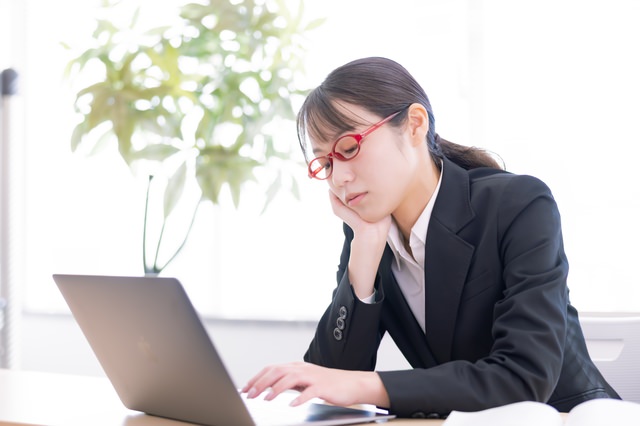 デスクワークの合間にできる簡単ストレッチ｜肩こり・腰痛予防におすすめ